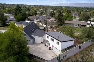 6482 S 2520 E, Cottonwood Heights, UT 84121 - Photo 31