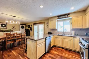 10564 S Weeping Willow Dr, Sandy, UT 84092 - Photo 11