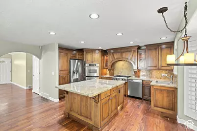 1172 E Castlecreek Dr, Murray, UT 84117 - Photo 11