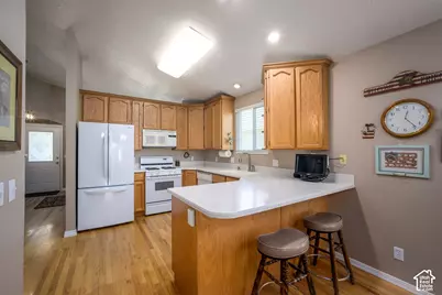 260 E Ashbrook Cir, Midvale, UT 84047 - Photo 9