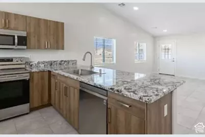 427 N Meadow Ln, Tropic, UT 84776 - Photo 3