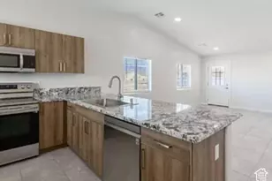427 N Mdw Ln, Tropic, UT 84776 - Photo 3