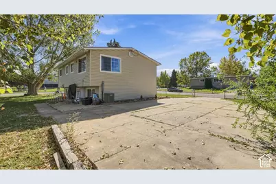 906 W 2400 N, Clinton, UT 84015 - Photo 31