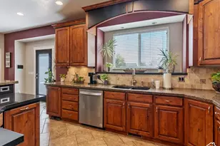 922 S 1760 W, Syracuse, UT 84075 - Photo 17