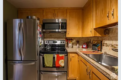 8144 S Cottonwood Cir E, Sandy, UT 84094 - Photo 9