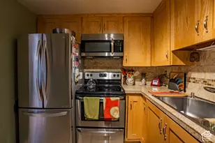 8144 S Cottonwood Cir E, Sandy, UT 84094 - Photo 9