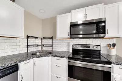 574 W 1950 N, Clinton, UT 84015 - Photo 3