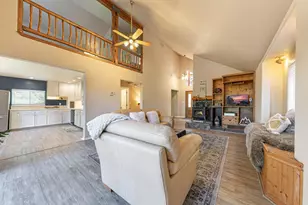 10880 Laurelwood Dr, Truckee, CA 96161 - Photo 9