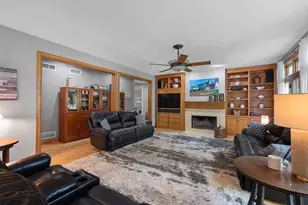 10137 N Kenilworth Ct, Mequon, WI 53092 - Photo 5