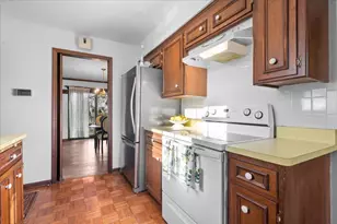 1012 W Cedar Ridge Ct, Mequon, WI 53092 - Photo 11