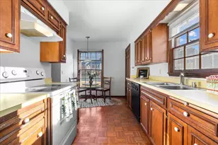 1012 W Cedar Ridge Ct, Mequon, WI 53092 - Photo 9