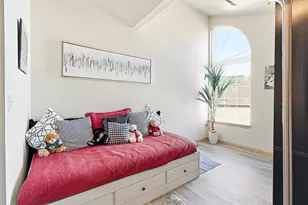 W241N2507 E Parkway Meadow Cir, Pewaukee, WI 53072 - Photo 9