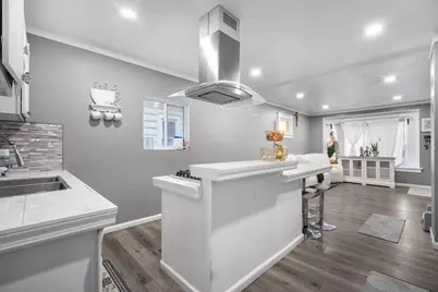 2960 S 15th Pl, Milwaukee, WI 53215 - Photo 7