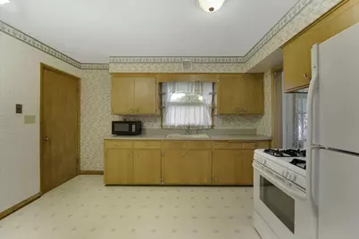 9830 W Metcalf Pl, Milwaukee, WI 53222 - Photo 5