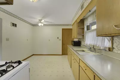 9830 W Metcalf Pl, Milwaukee, WI 53222 - Photo 7