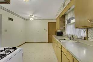 9830 W Metcalf Pl, Milwaukee, WI 53222 - Photo 7