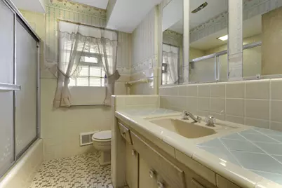 9830 W Metcalf Pl, Milwaukee, WI 53222 - Photo 11