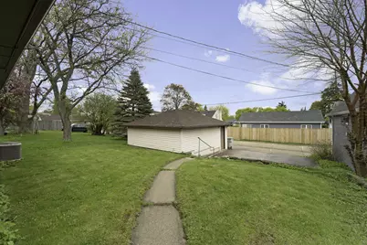 9830 W Metcalf Pl, Milwaukee, WI 53222 - Photo 15