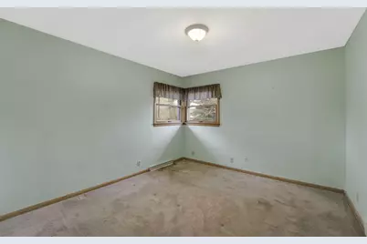 9830 W Metcalf Pl, Milwaukee, WI 53222 - Photo 9