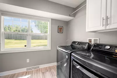 N97W15817  Burr Oak Rd, Germantown, WI 53022 - Photo 9