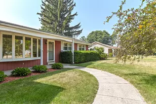 18571 W Hillcrest Dr, New Berlin, WI 53146 - Photo 5