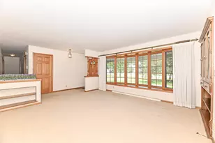 18571 W Hillcrest Dr, New Berlin, WI 53146 - Photo 11