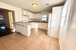 107 W Main St, Earlville, IL 62932 - Photo 9