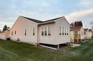 2610 38th St, Moline, IL 61265 - Photo 3
