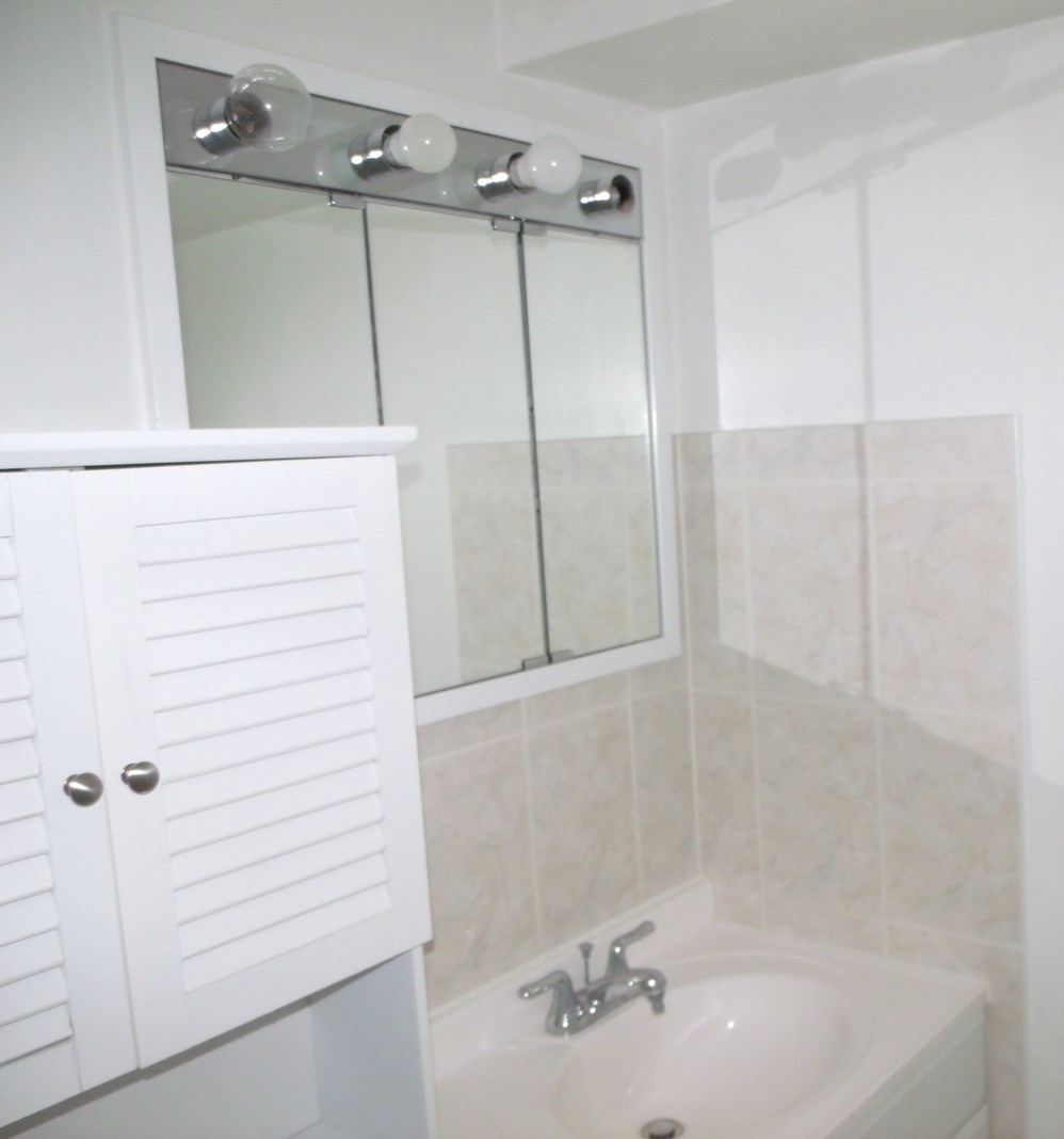300 Roselle Rd, Schaumburg IL  60193-1650 exterior