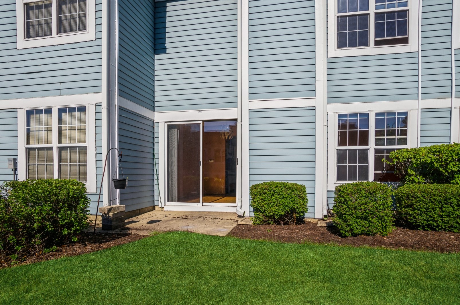201 Chesterfield Ct, Schaumburg IL  60193-6196 exterior