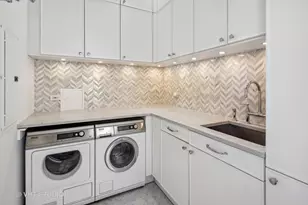 215 W Illinois St, Chicago, IL 60654 - Photo 15