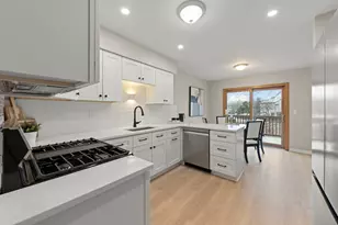 367 Juniper Tree Ct, Hoffman Estates, IL 60169 - Photo 9