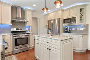 800 Manchester St, Naperville, IL 60563 - Photo 9