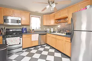 825 E Jefferson St, Bloomington, IL 61701 - Photo 9