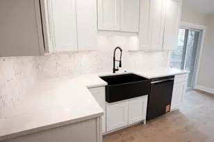 916 Surrey Dr, Schaumburg, IL 60193 - Photo 5