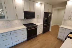 916 Surrey Dr, Schaumburg, IL 60193 - Photo 3