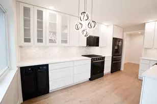 916 Surrey Dr, Schaumburg, IL 60193 - Photo 7