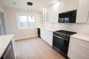 916 Surrey Dr, Schaumburg, IL 60193 - Photo 5