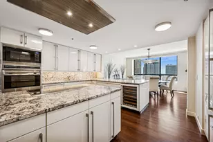 180 E Pearson St, Chicago, IL 60611 - Photo 13