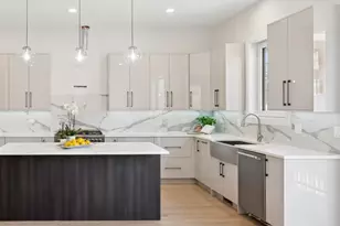 965 E 62nd St, Chicago, IL 60637 - Photo 3