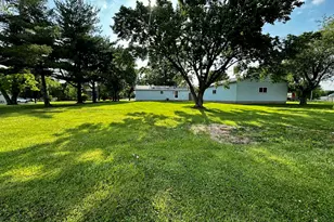 1008 Bloomington St, Dewitt, IL 61735 - Photo 13