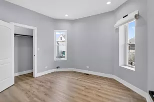 7843 S Marquette Ave, Chicago, IL 60649 - Photo 9