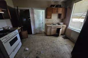 630 Belle Ct, Phoenix, IL 60426 - Photo 5