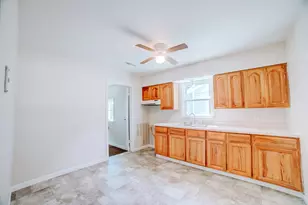 525 E Hickory St, Watseka, IL 60970 - Photo 9