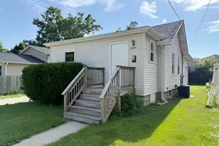 1023 N Elmwood Ave, Waukegan, IL 60085 - Photo 1
