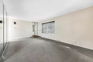 636 Forum Dr, Roselle, IL 60172 - Photo 5