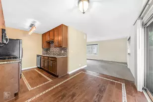 636 Forum Dr, Roselle, IL 60172 - Photo 3