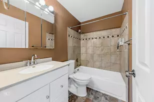 636 Forum Dr, Roselle, IL 60172 - Photo 9