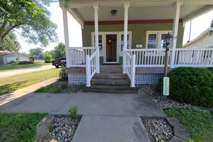 1902 W 1st St, Dixon, IL 61021 - Photo 3