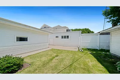 213 Crawford Avenue, Dixon, IL 61021 - Photo 7